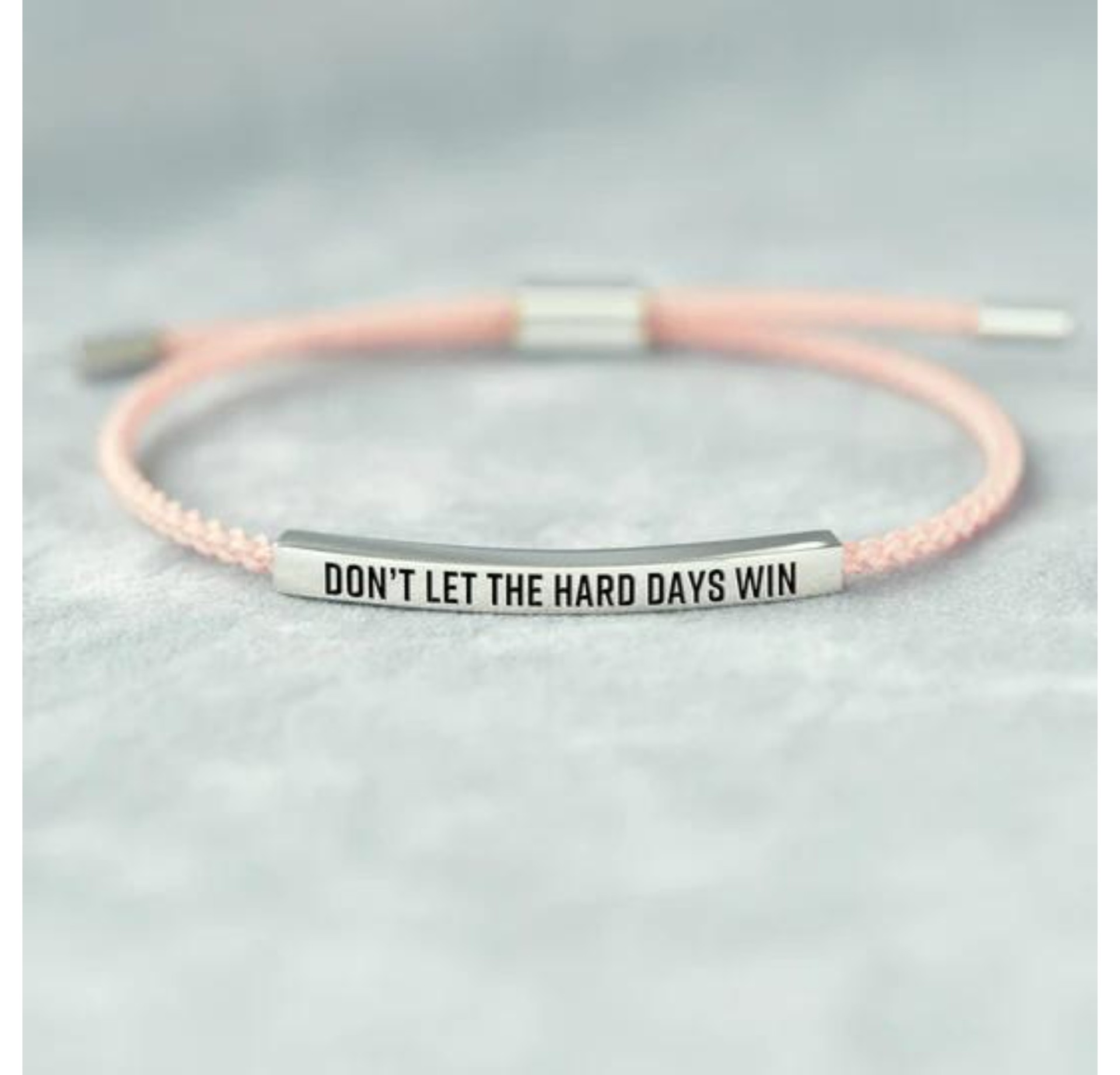 手链上的话：别让艰难日子打败你