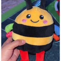 育儿治疗师示范婴儿感官毛绒玩具