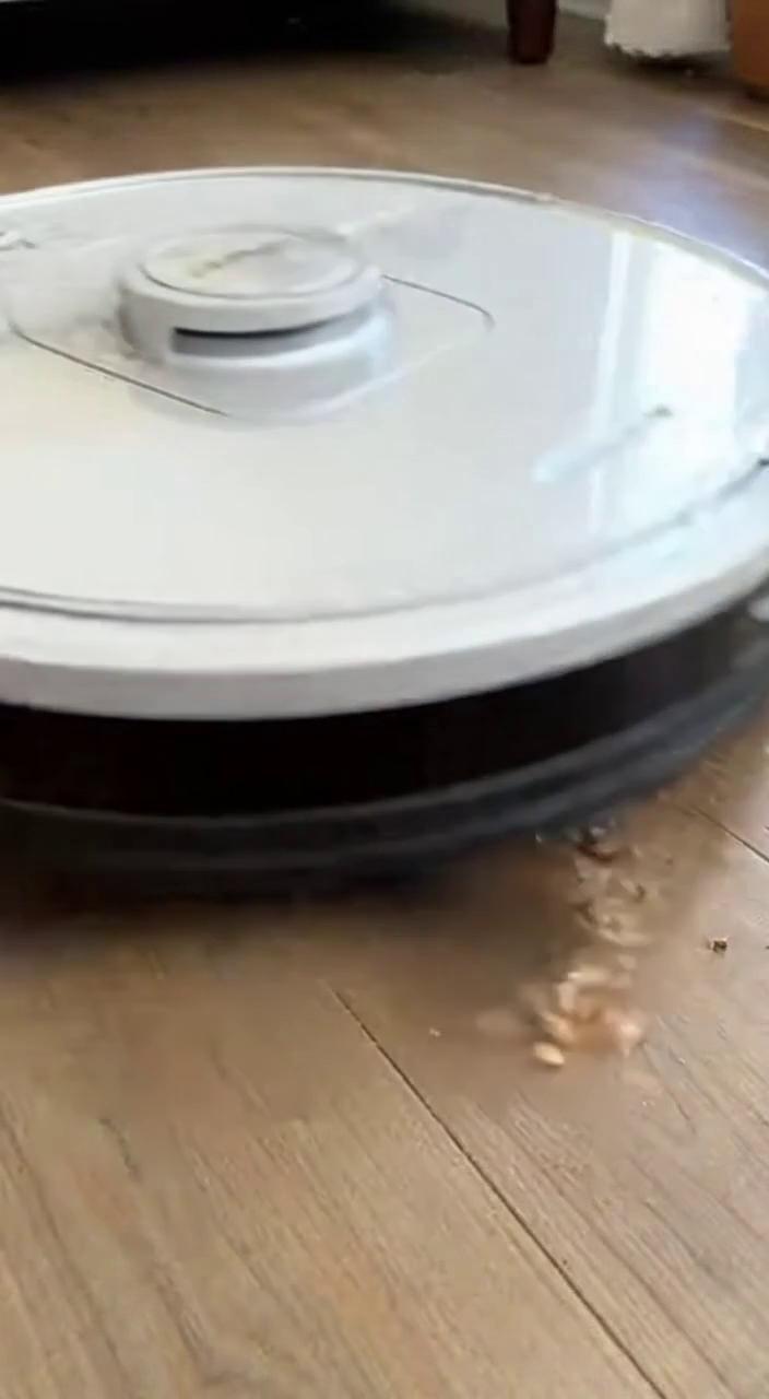 女性惊叹:Shark IQ 吸尘器瞬间清洁