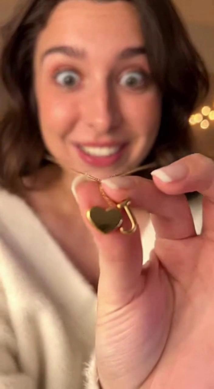 女孩分享金色字母心形项链