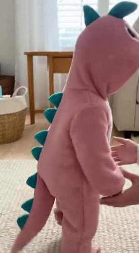 幼儿粉色恐龙连体衣亲子展示