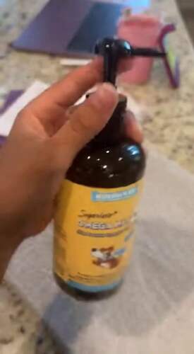 玛雅在家演示宠物欧米茄鱼油涂抹